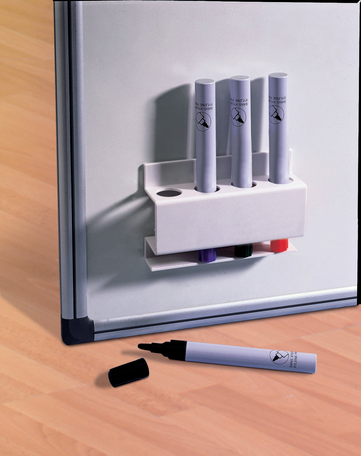 SUPORT INSTRUMENTE DE SCRIS MAGNETIC PATRAT PT MARKERE ALB NOBO SUPORT INSTRUMENTE DE SCRIS MAGNETIC PATRAT PT MARKERE ALB NOBO
